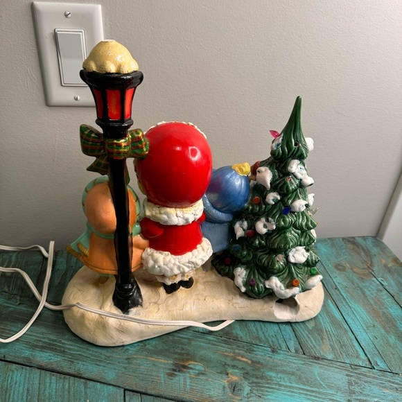 Vintage Hand Painted Ceramic Caroling Children Light Up Christmas Tree Lamp Post - Picture 8 of 14